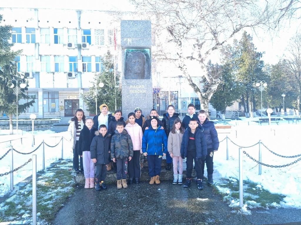 Учениците от гр. Каолиново с почит към Левски 1